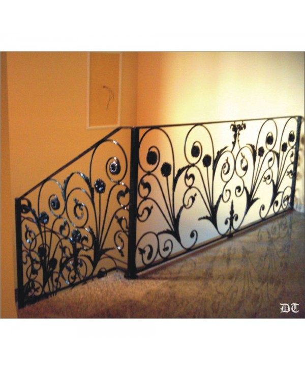 2076 Baranda con adornos de flor en forja