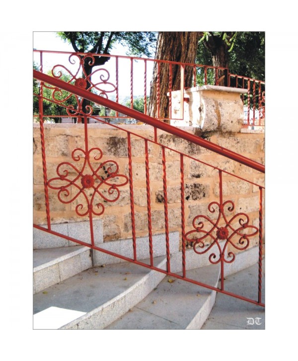 2107 Baranda para espacio publico con adornos sencillos