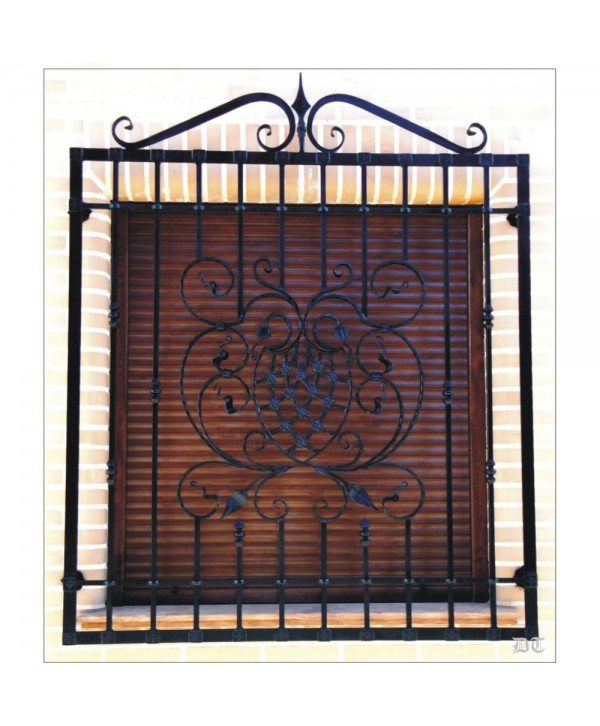 3005 Reja con piezas de hierro artístico