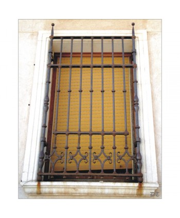 3011 Reja pequeña con remates y macollas de forja