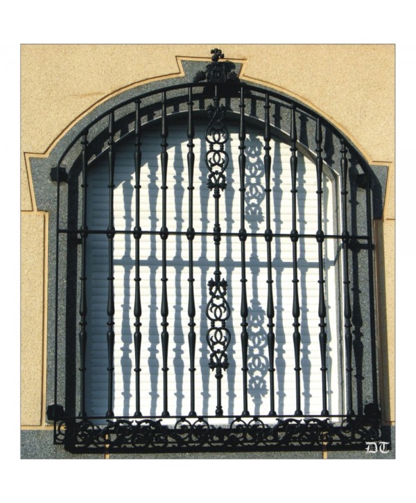 3116 Reja con escudo de La Solana y adornos de forja