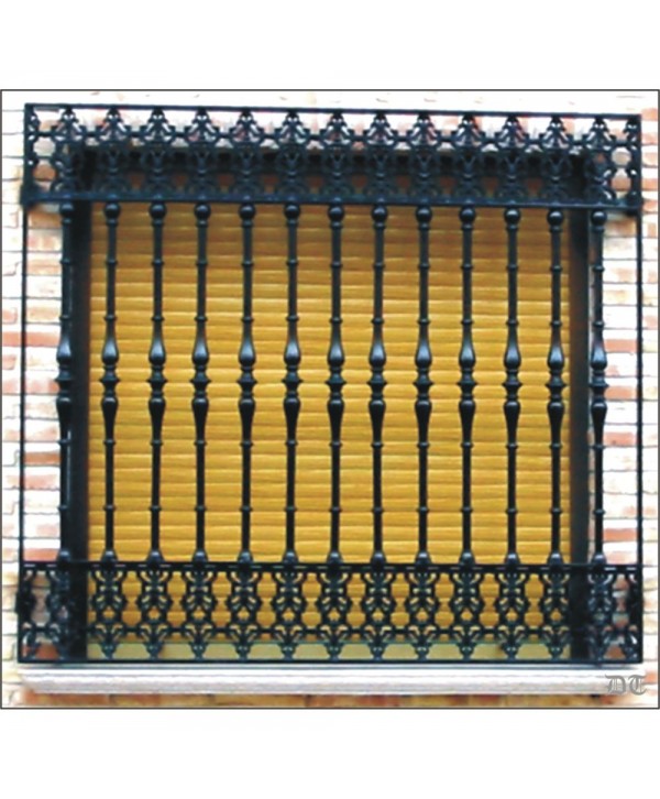 3126 Reja con adornos de hierro y bases típicas de forja