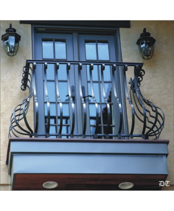 4008 Balcón con pletinas de hierro forjado