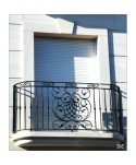 4011 Balcón con barrotes machacados de hierro y adornos pequeños