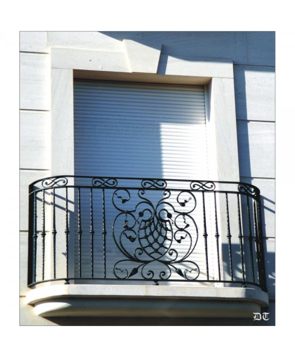 4011 Balcón con barrotes machacados de hierro y adornos pequeños
