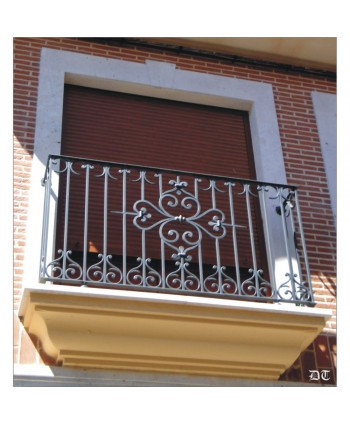 4016 Balcón con rizos de forja y remate de hierro