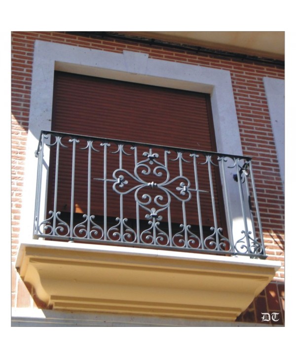 4016 Balcón con rizos de forja y remate de hierro