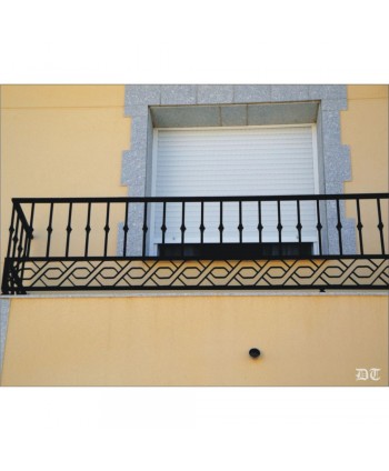 4017 Balcón con solera entrelazada de hierro