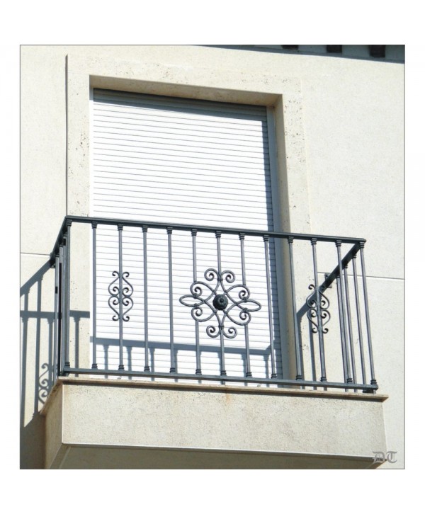 4020 Balcón con adorno central y laterales de forja