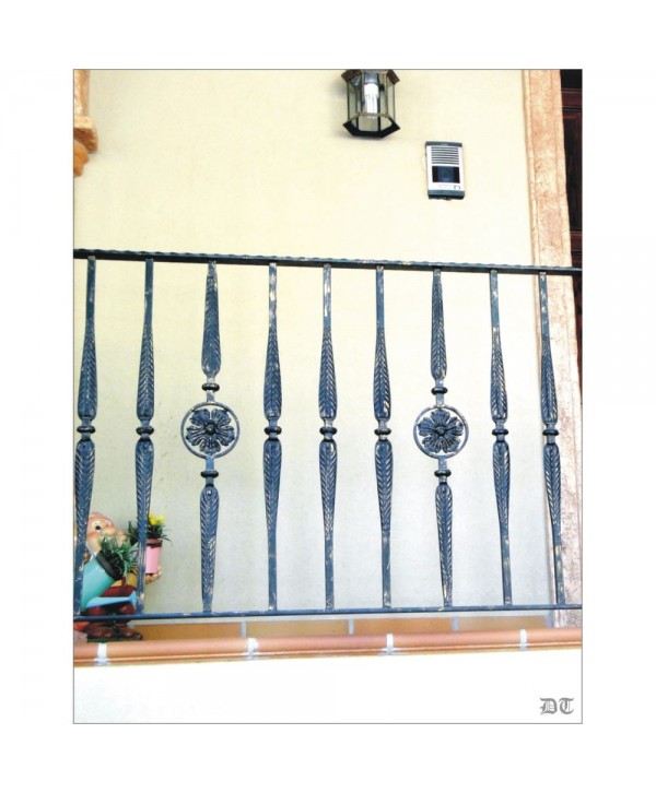 4030 Balcón con barrotes estilo hoja y flores circulares