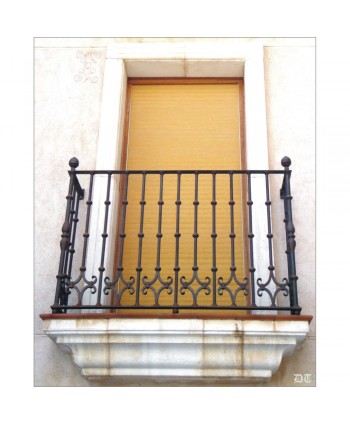 4036 Balcón con remates de hierro y adornos de rombo