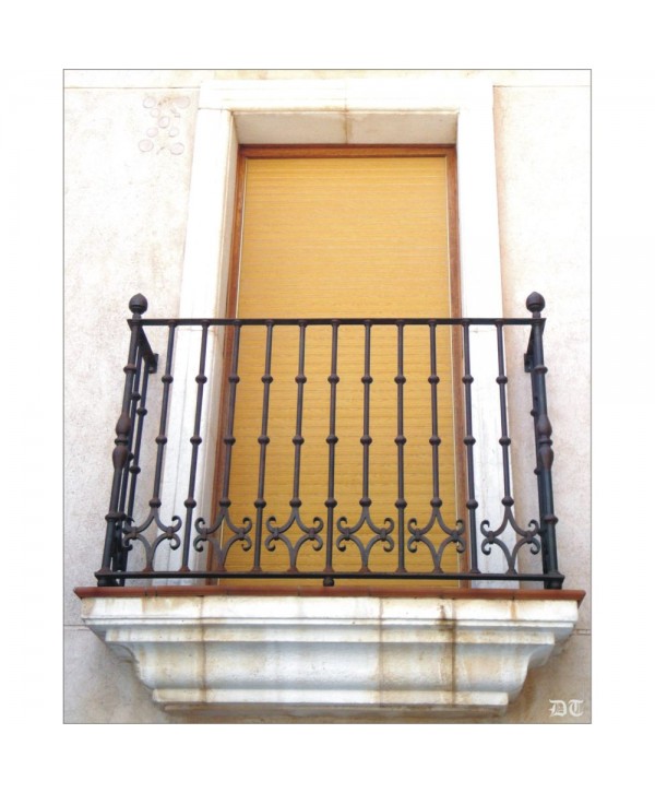 4036 Balcón con remates de hierro y adornos de rombo