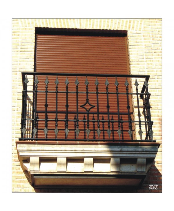 4043 Balcón con lanzas de forja y barrote de rombo central