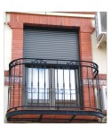 4050 Balcón con barrotes sencillos de macolla y remate de fundido