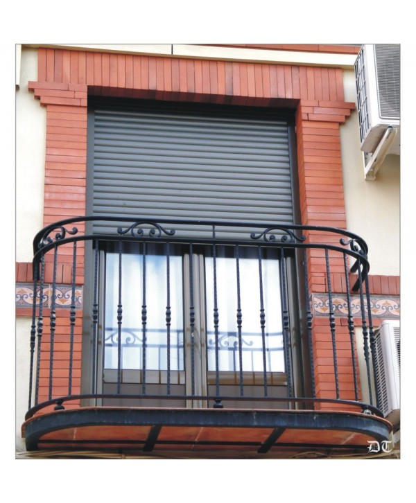 4050 Balcón con barrotes sencillos de macolla y remate de fundido