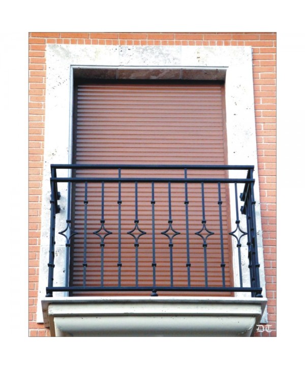 4076 Balcón con rombo y macollas de forja