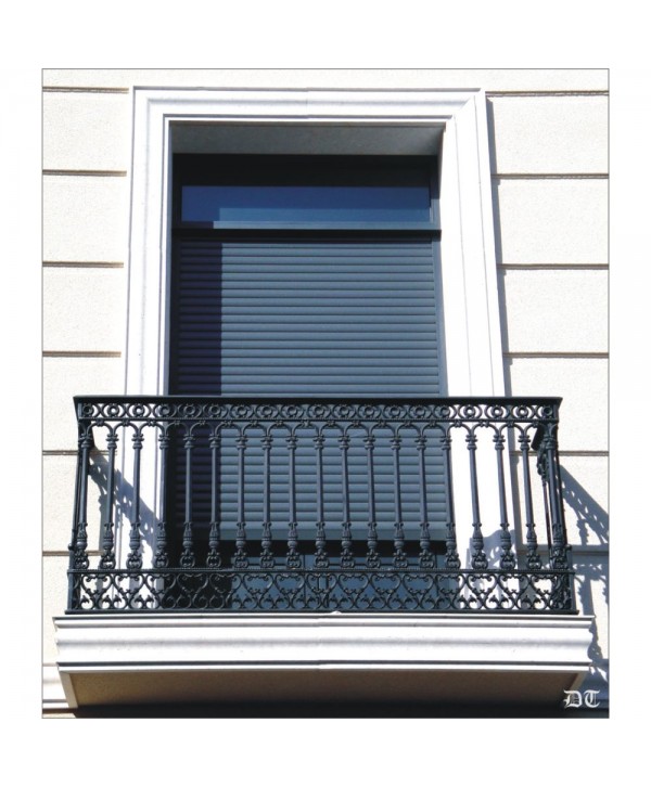 4100 Balcón con solera y barrotes de hierro fundido