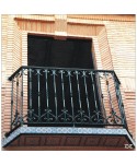 4101 Balcón con barrotes retorcidos y macolla con adornos