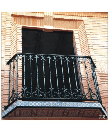 4101 Balcón con barrotes retorcidos y macolla con adornos