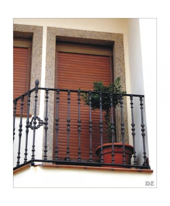 4103 Balcón con rosetas de hierro fundido esquineras