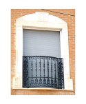 4105 Balcón pequeño con adornos y barrotes de hierro fundido