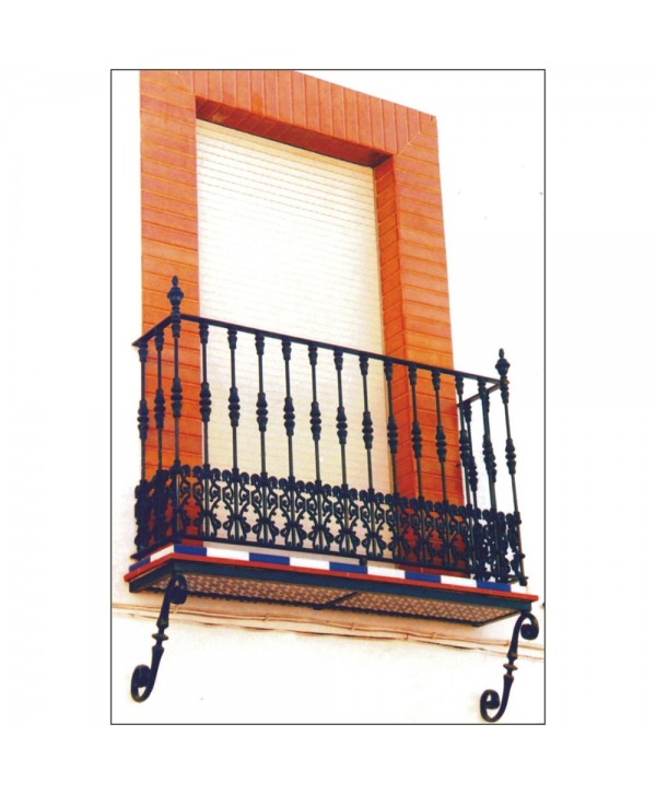 4111 Balcón elegante con macollas y adornos de hierro