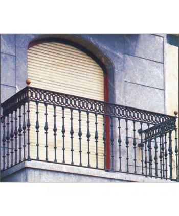 4119 Balcón con solera típica de fundido y remates de laton