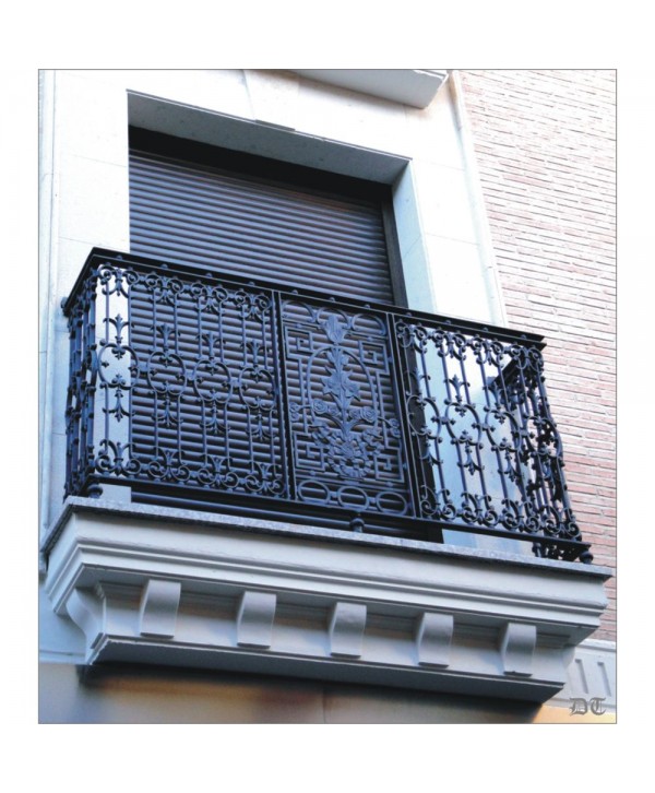 4122 Balcón con adornos decorativos de hierro