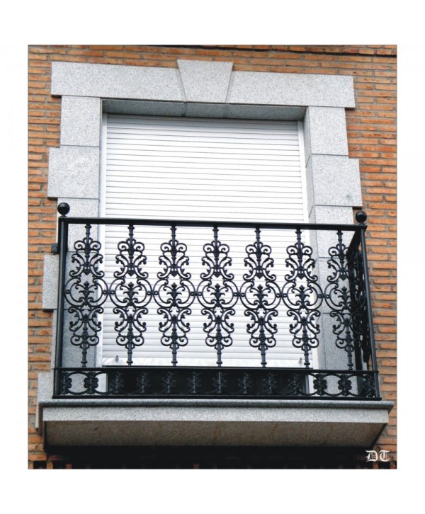 4123 Balcón con adornos sencillos de hierro