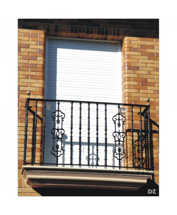 4125 Balcón con balaustres y doble remate de bola latonada
