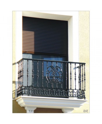 4127 Balcón con adorno central a juego con la solera