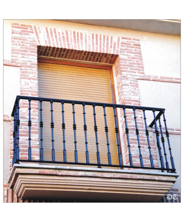 4128 Balcón con barrotes y remates de hierro
