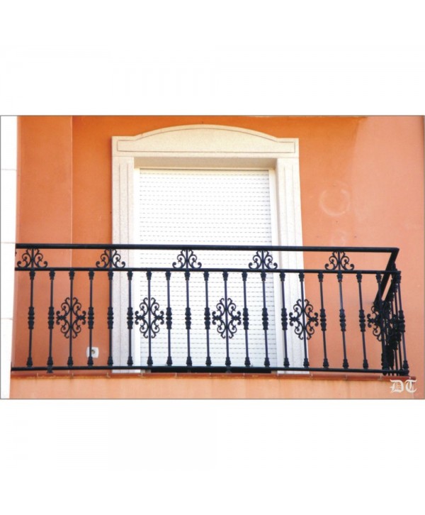 4134 Balcón con adornos sencillos de forja