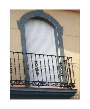 4143 Balcón clásico con piezas de hierro