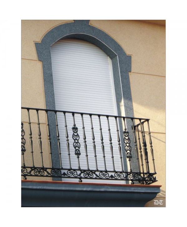 4143 Balcón clásico con piezas de hierro