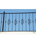 5028 Verja con adornos terminados en hoja hierro