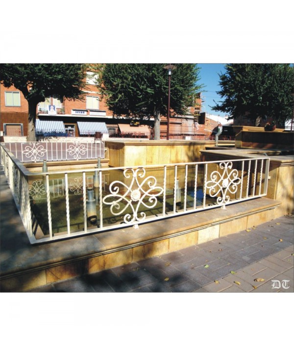 5033 Verja baja con adorno clásico