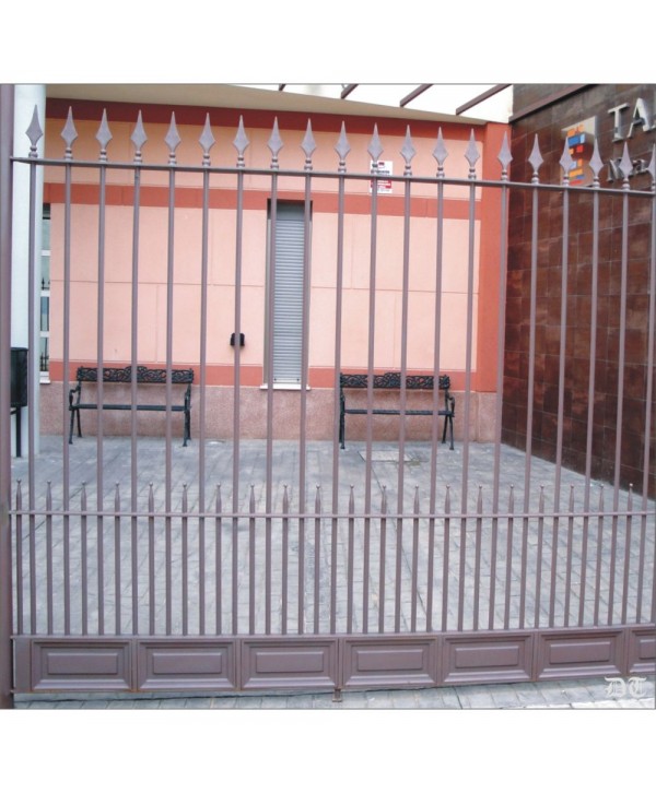 5045 Verja con lanzas y cuarterones lisos